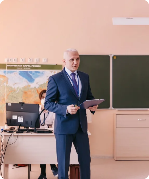 Педагог экологии изучает материалы для экологического образования