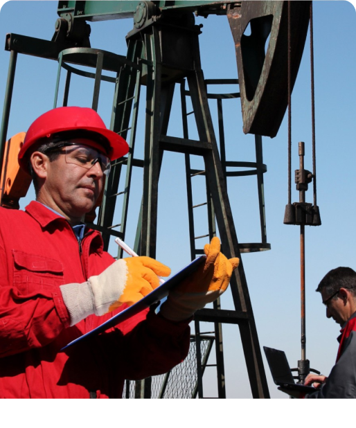 Геолог нефти и газа за изучением материалов месторождения
